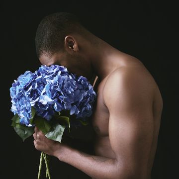 hombre oliendo flores