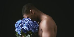 hombre oliendo flores