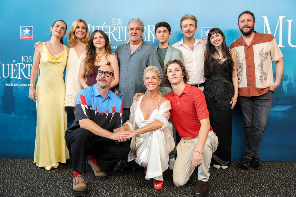 reparto y director de 'los muertimer' en la premiere de la pelicula