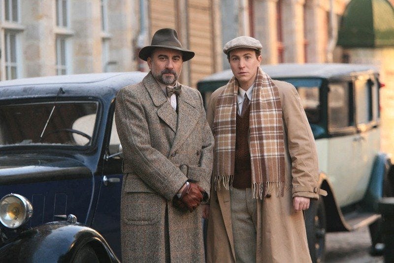 Escena de la temporada 1 de Los pequeños asesinatos de Agatha Christie, con Antoine Duléry y Marius Colucci