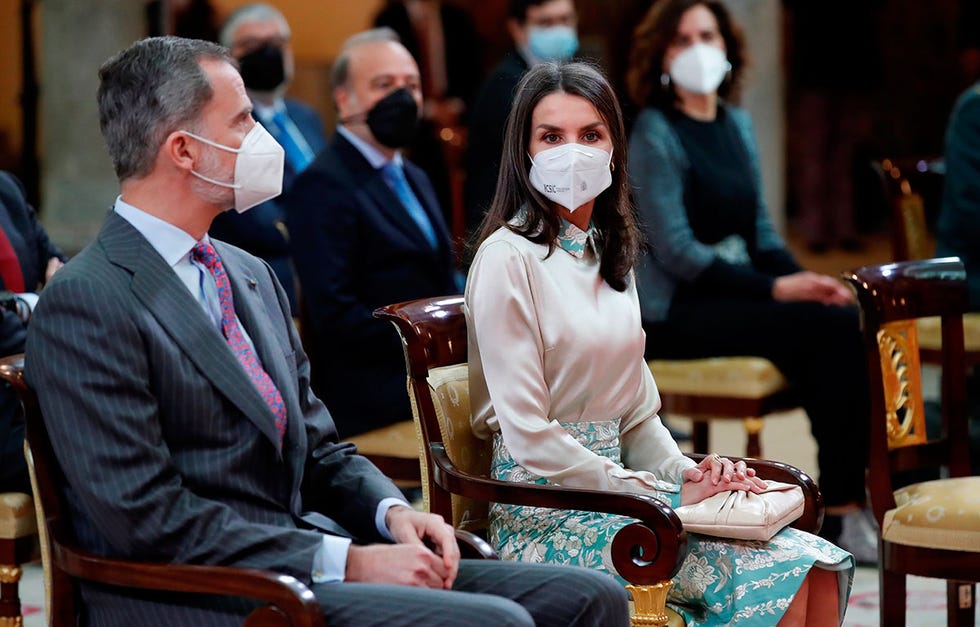 letizia recupera su falda mantón de manila, creada por juan duyos