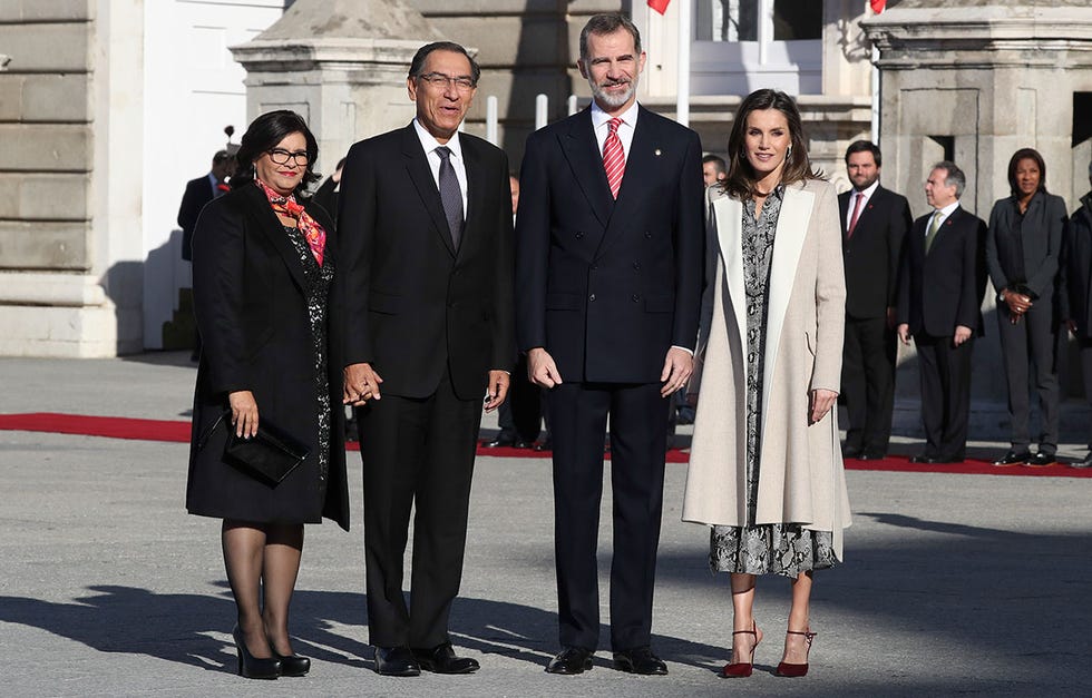 La reina Letizia estrena vestido de 8 euros en la recepción al presidente de Perú y su mujer.