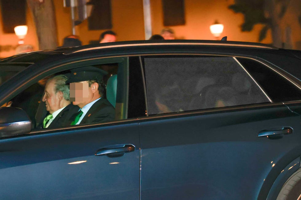 los reyes emeritos llegan a la fiesta de leonor de borbon