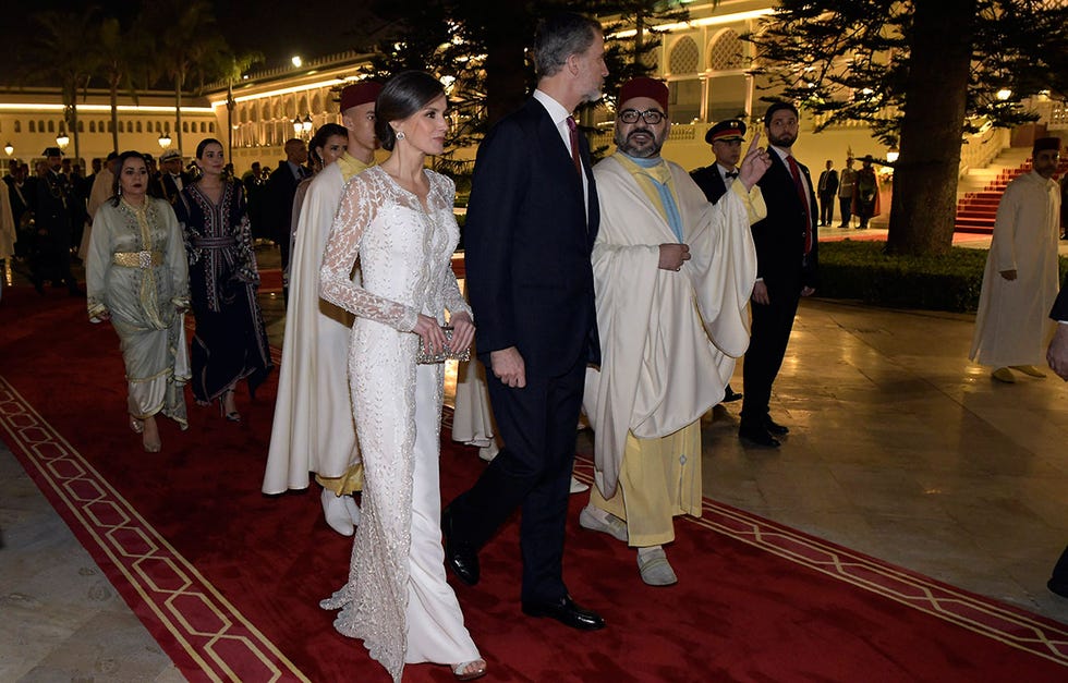 Mohamed VI agasajó a los Reyes con una cena de gala en su palacio. La Reina estrenó un vestido joya blanco de Felipe Varela.