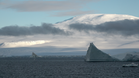 Sky, Iceberg, Ice, Atmospheric phenomenon, Sailing, Sea ice, Cloud, Ocean, Boat, Sail, 