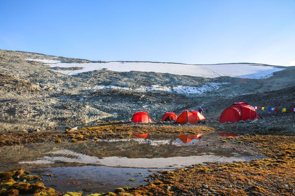 Archeologen slaan hun basiskamp op voor de ijsvlakte van Lendbreen in 2018