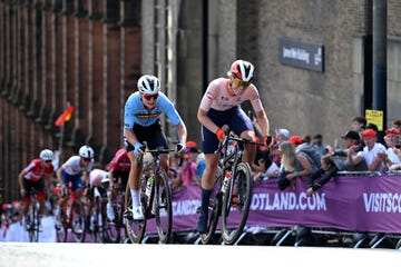 lotte kopecky en demi vollering tijdens het wk wielrennen 2023 in glasgow