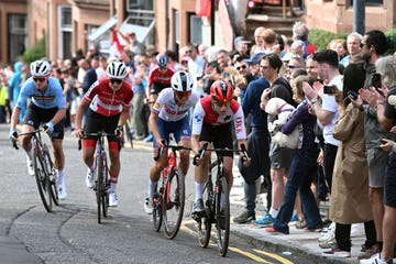 vier wielrensters fietsend over het parcours van het wereldkampioenschap wielrennen 2023 in glasgow