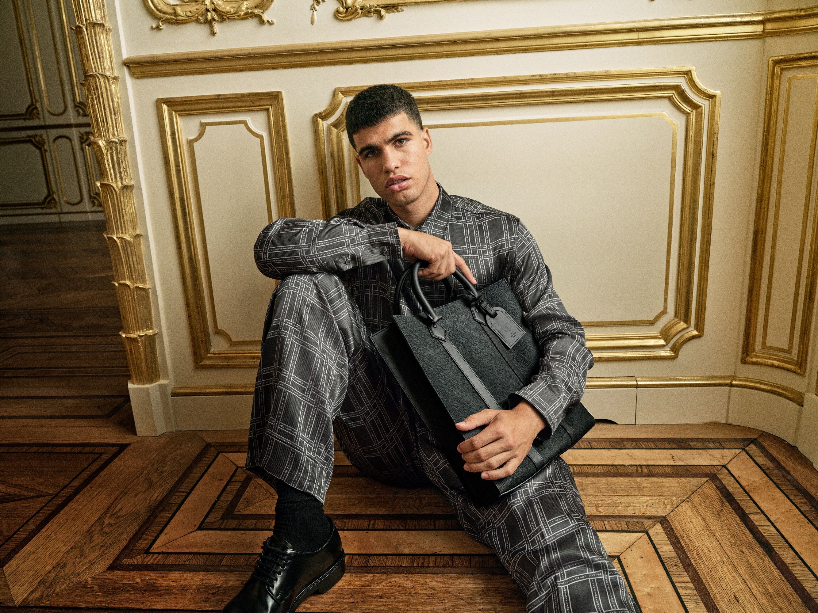 Carlos Alcaraz è elegantissimo nella campagna Louis Vuitton
