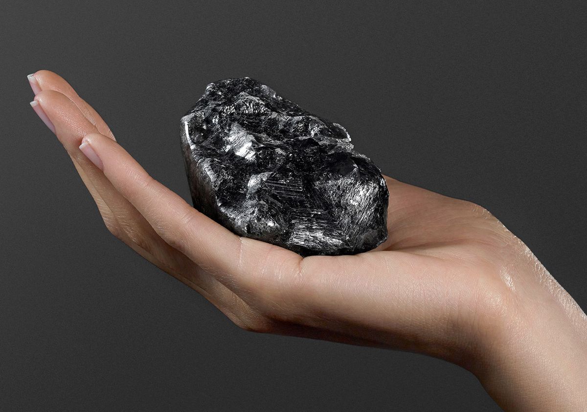 Rock, Mineral, Igneous rock, Meteoroid, Hand, Graphite, Human, Finger, Geology, Stone tool, 