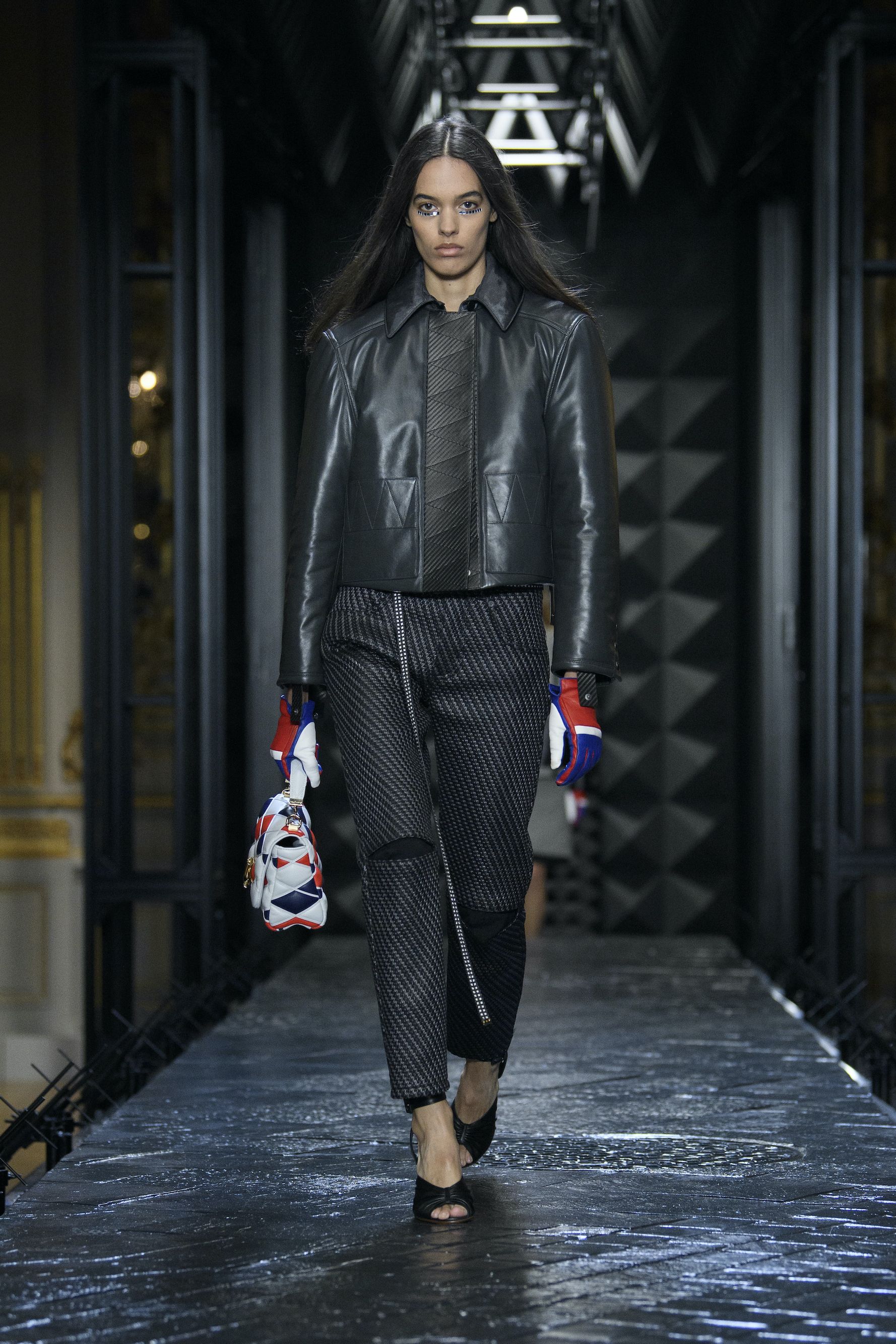 La sfilata Autunno Inverno 2023 2024 di Louis Vuitton a Parigi