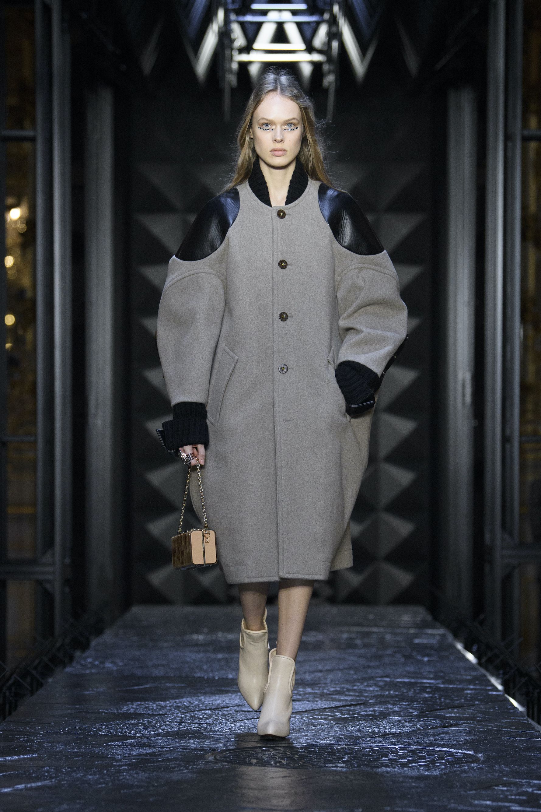 Louis Vuitton tra arte e tecnologia per l'inverno 2023-2024