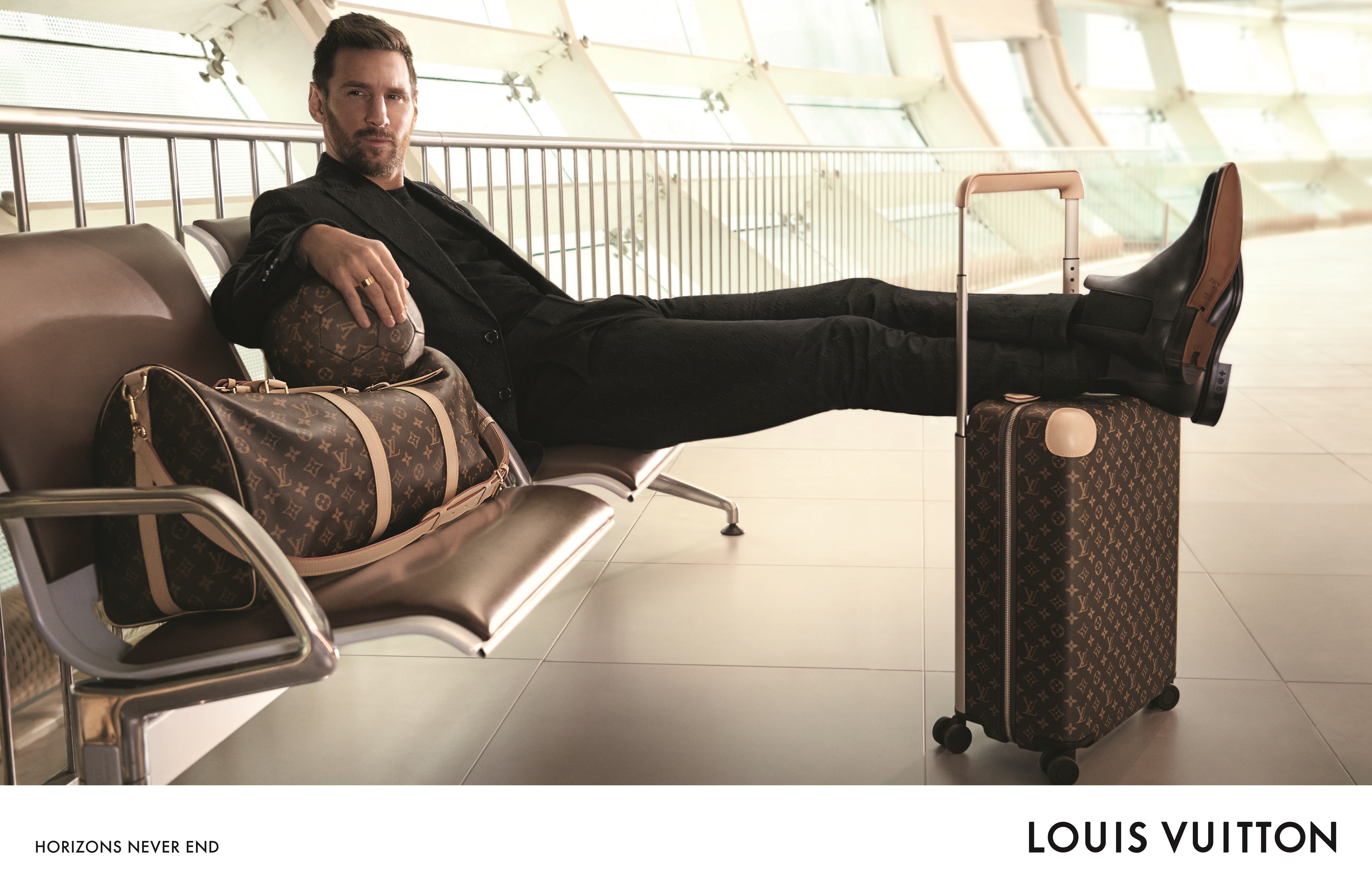 梅西驚喜登上Louis Vuitton形象廣告！梅西腳踩「LV足球、Horizo