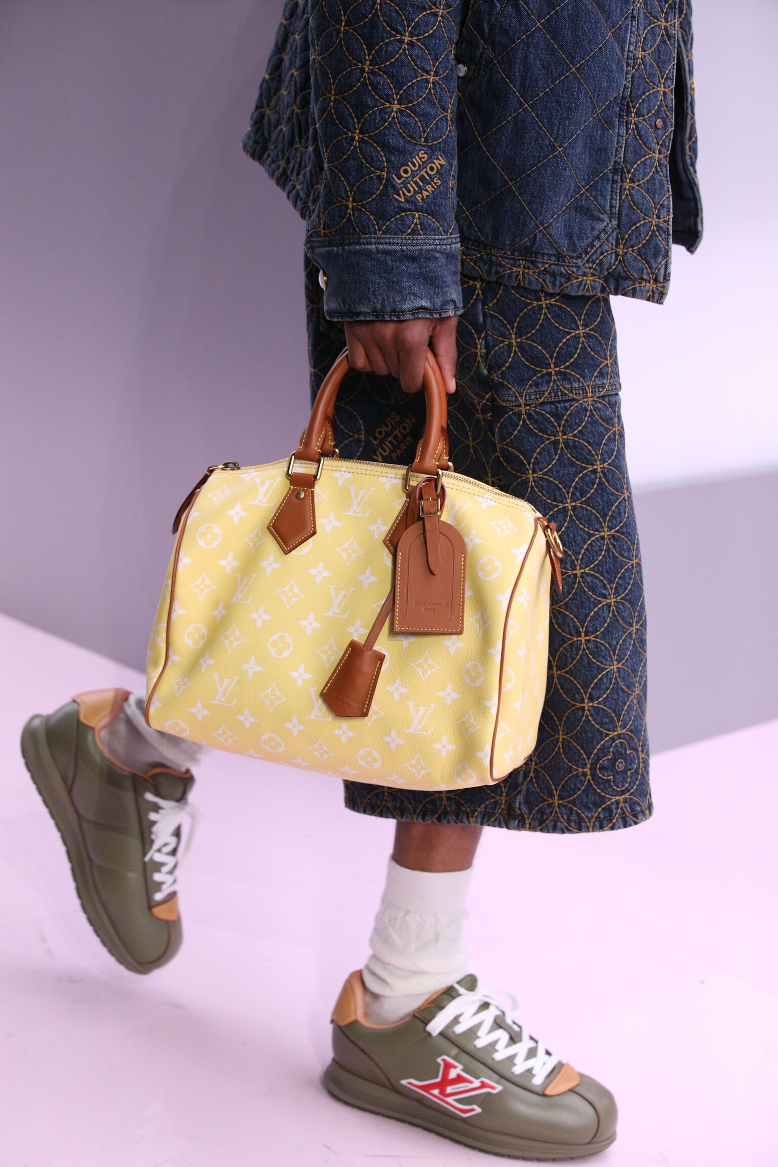 Louis Vuitton【新作】カジュアルな フーディ 秋冬 ブラウン 2025秋冬メンズ・ファッションショー｜ルイ・ヴィトン 公式サイト