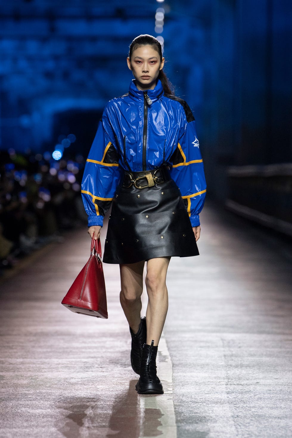 louis vuitton, desfile prefall 2023 con hoyeon jung