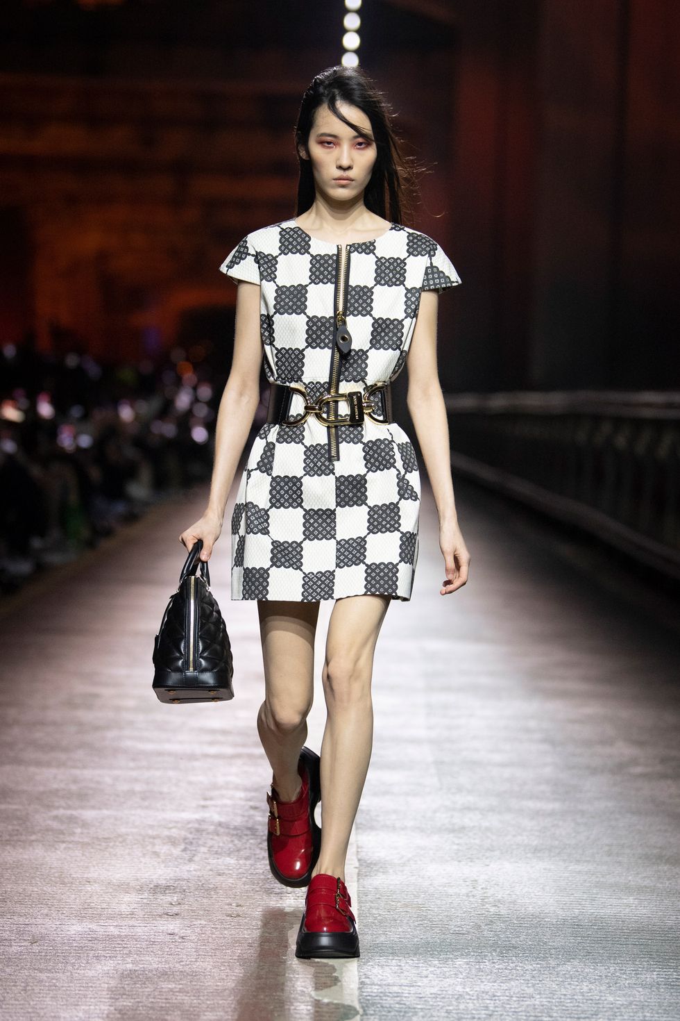 Un desfile en tamaño XL: Louis Vuitton juega con las proporciones esta  primavera verano 2023