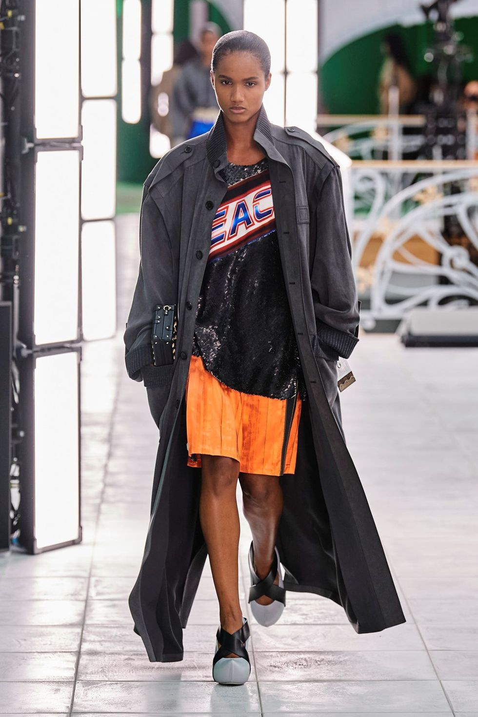 Pantaloni primavera estate 2021: i modelli della sfilata Louis Vuitton