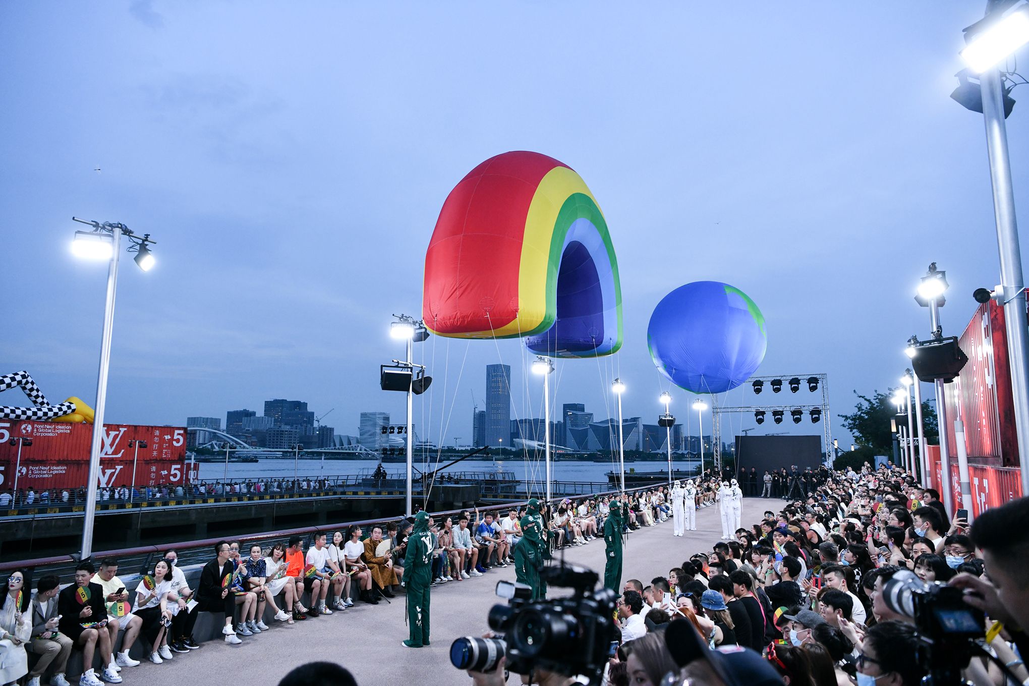 Louis Vuitton a Shanghai, la sfilata uomo primavera estate 2021