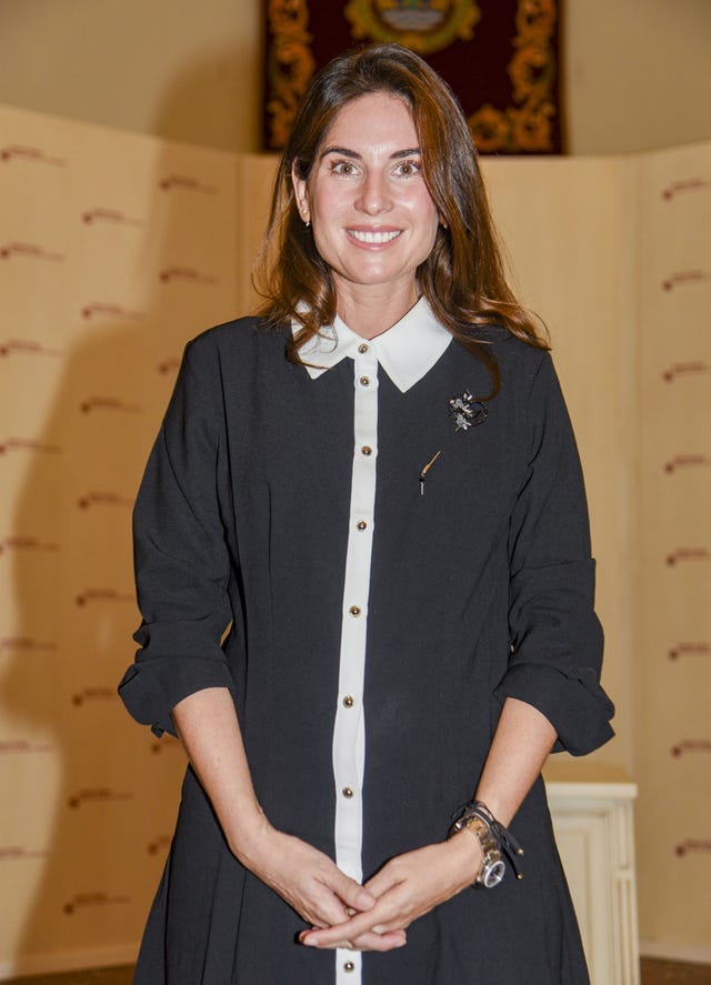 la mujer de fran rivera con vestido negro camisero