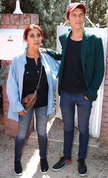 el hijo de camilo sesto posa con su madre en una imagen de archivo