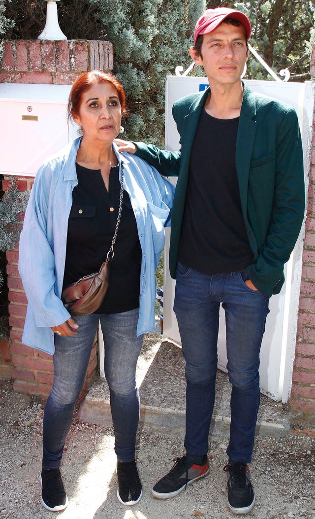 el hijo de camilo sesto posa con su madre en una imagen de archivo