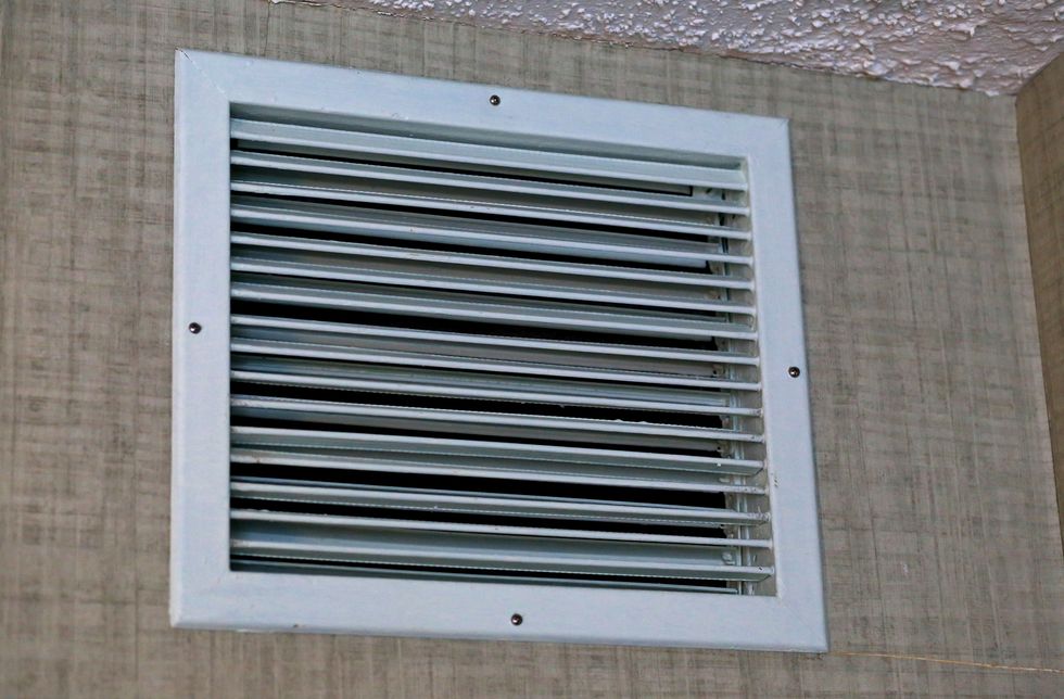louvered heating and cooling vent for indoor climate control