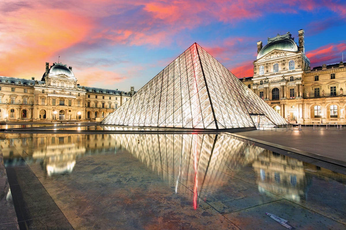 Famous museums. Замок Лувр Франция. Musee du Louvre. Лувр Берлин. Лувр Нора.