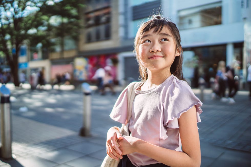 niña asiática andando feliz