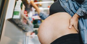 妊娠中は多くの人が特定の食べ物ばかりを食べてしまう、という経験をしているはず。医療業界でも意見は分かれるらしく、何も意味はないと確信している医師がいる一方で、科学的な根拠があるはずだ、という医師も。英『コスモポリタン』が異なる主張を持つ2人の専門家に、妊娠中の食べ物の好みの意味について取材。