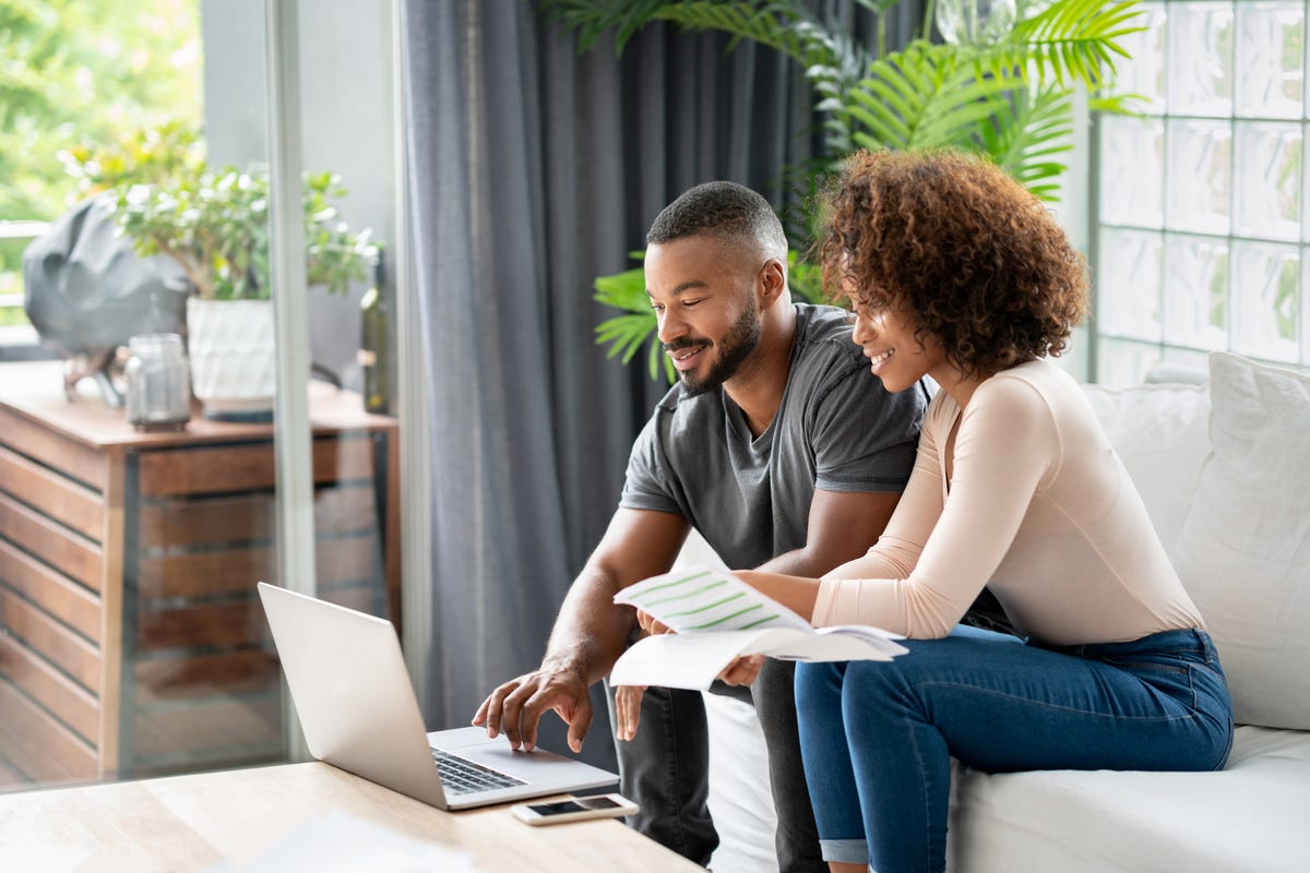 Buying opportunity. ISTOCK фото. Пара за ноутбуком. Black man at Laptop. Воссоединение ISTOCK.