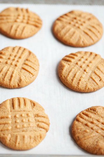 low-carb desserts 3-Ingredient Peanut Butter Cookies