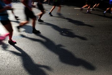 gente corriendo en una carrera popular