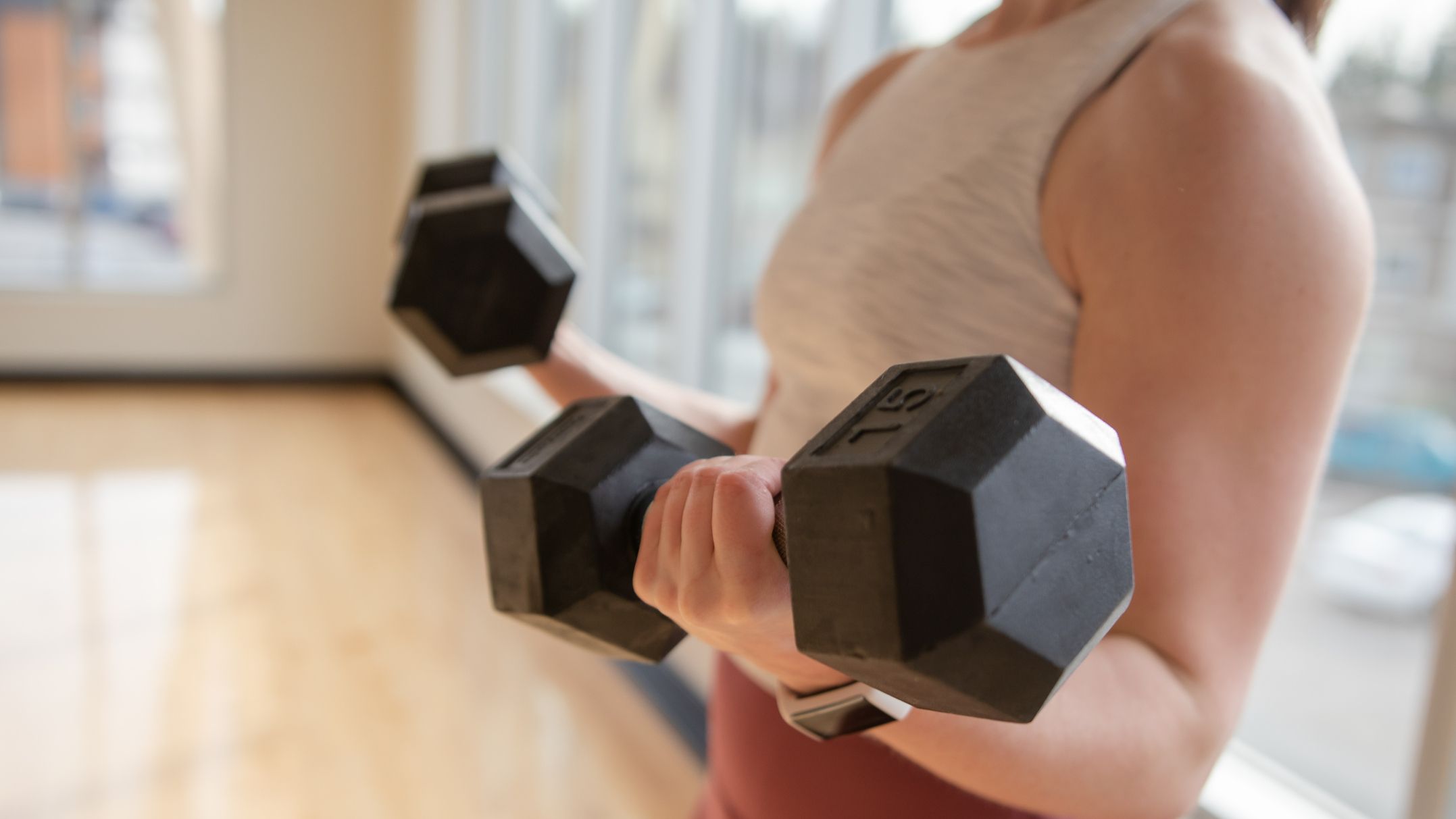 Una entrenadora revela qué ejercicio es mejor para perder peso en mujeres:  ¿cardio o fuerza?