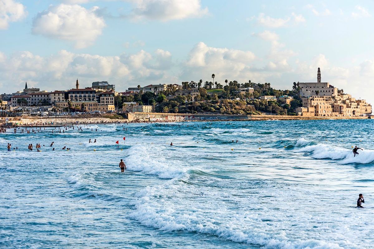 Op de voorgrond de Middellandse Zee rechts Jaffa de eeuwenoude stad waaruit Tel Aviv is ontstaan