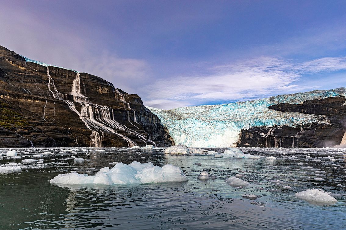 De Guyotgletsjer in de Tsaa Fjord in Icy Bay De gletsjers in Icy Bay hebben zich de afgelopen eeuw zon vijftig kilometer teruggetrokken