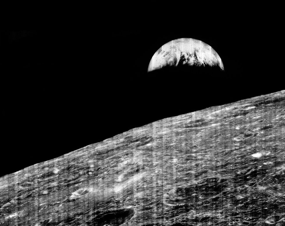 In deze beroemde foto van de Lunar Orbiter 1 komt de aarde op boven de horizon van de maan