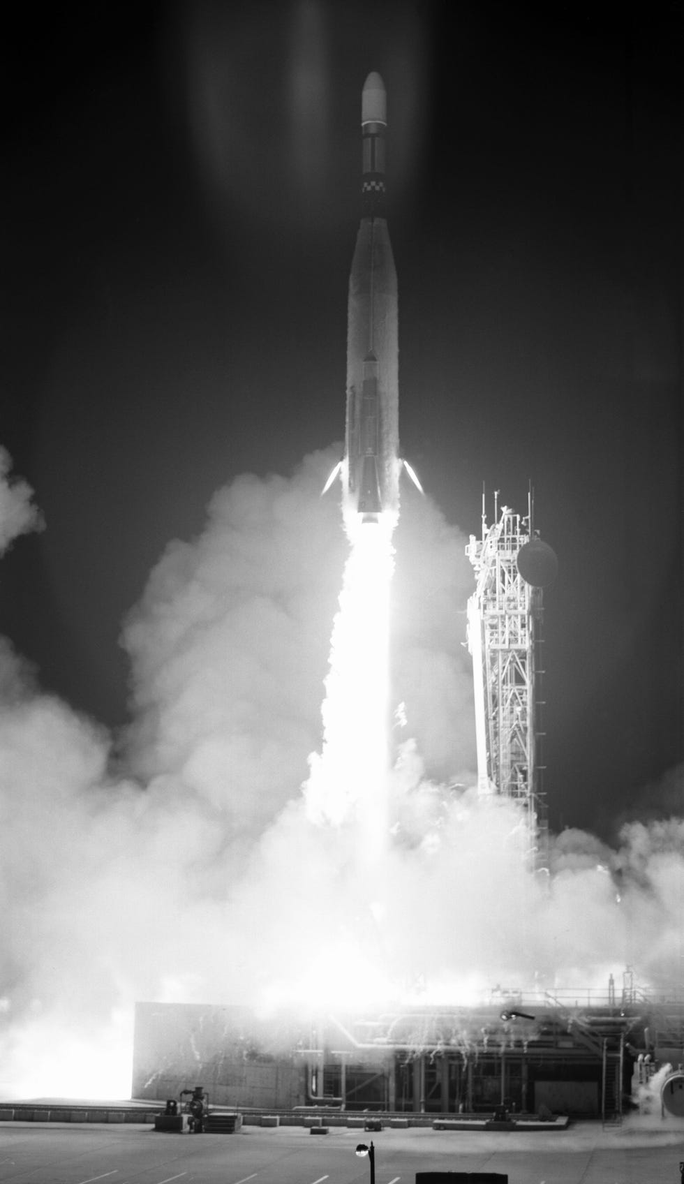 De raket met aan boord de Lunar Orbiter 3 stijgt op vanaf Cape Canaveral