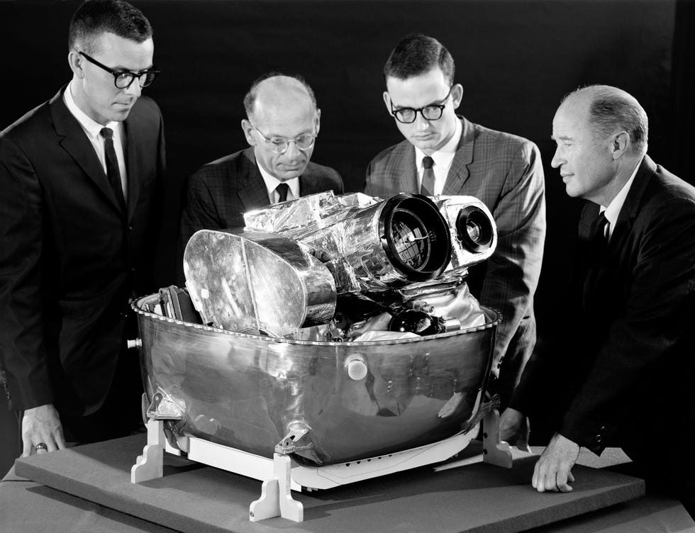Van rechts naar links NASAingenieurs Cliff Nelson Calvin Broome Israel Taback en Joe Moorman onderzoeken het cameragedeelte van een Lunar Orbiter