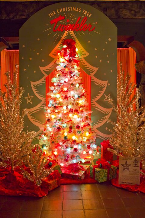 Christmas tree, Christmas decoration, Christmas, Tree, Christmas ornament, Christmas eve, Lighting, Christmas lights, Tradition, Fête, 