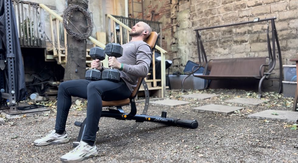 Una persona sentada en una silla con una pistola frente a él.