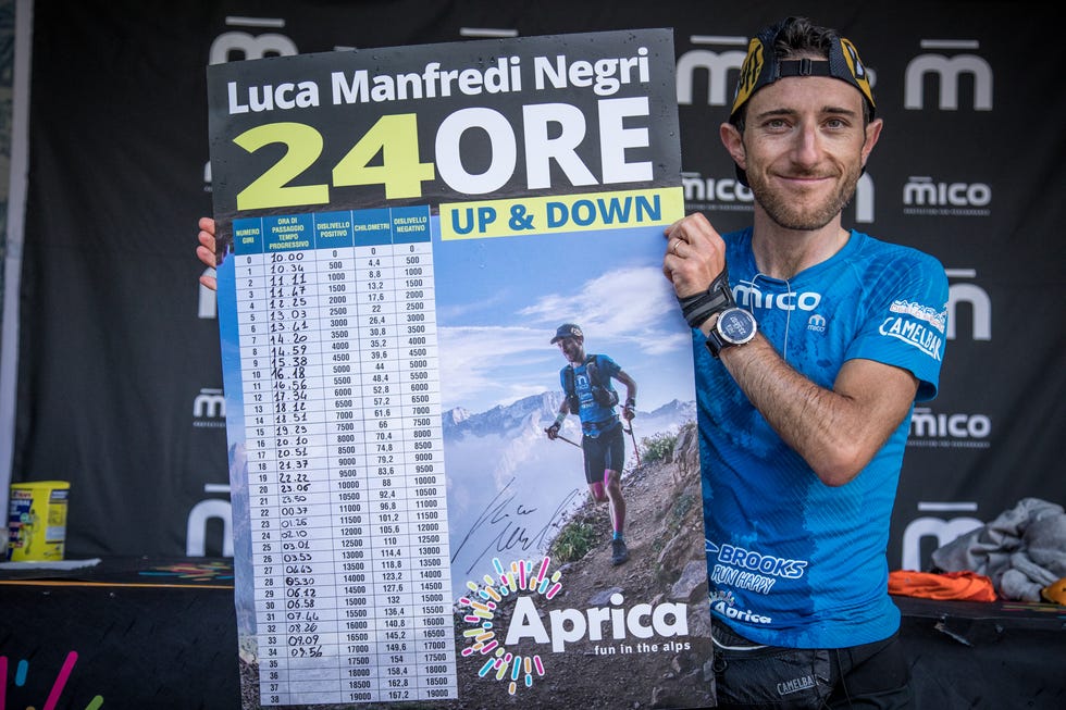 el corredor de trail italiano luca manfredi posa con su récord mundial de desnivel en 24 horas