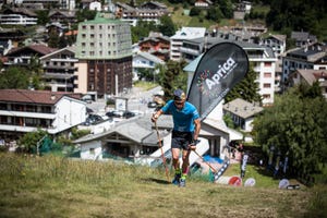 luca manfredi sube corriendo una de las cuestas de su récord de desnivel en 24 horas en aprica