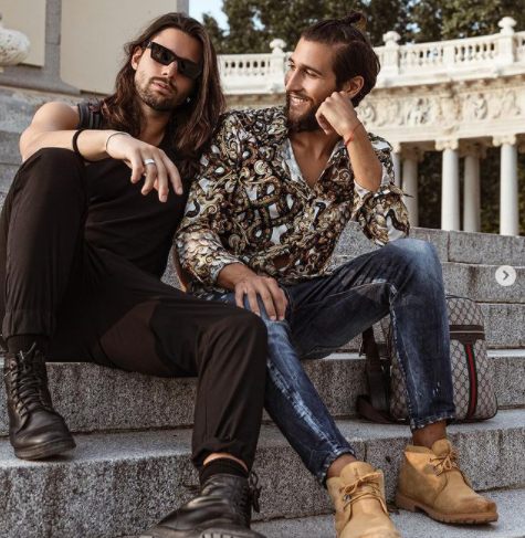 luca onestini y gianmarco onestini sentados juntos en unas escaleras