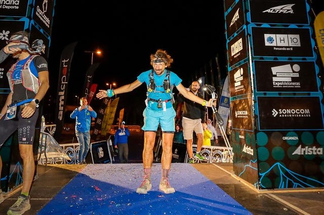 el corredor italiano luca papi entrando en la meta de la transvulcania
