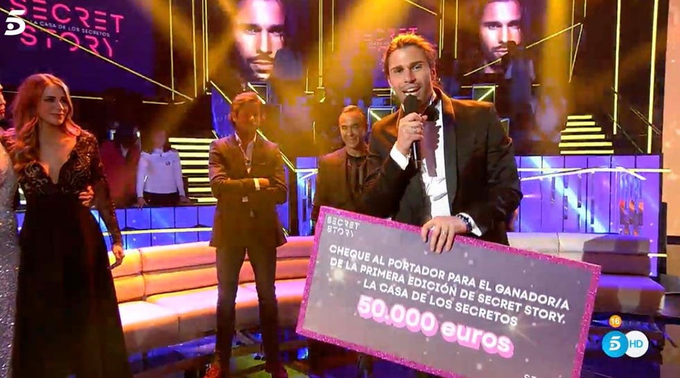 luca onestini alzando el premio de 'secret story'