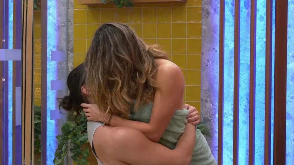 cristina y luca beso en el baño