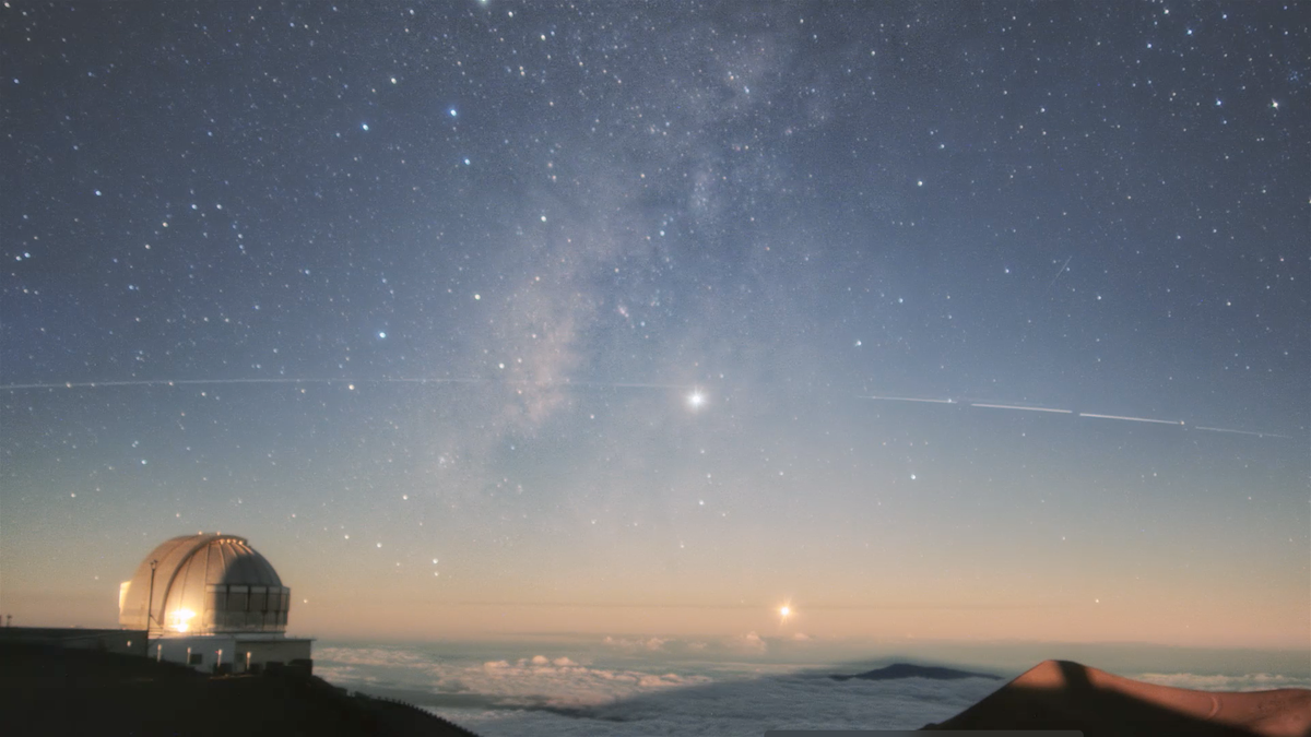 Vanaf het Gemini North Cloud Observatory op het eiland Hawa laat dit videoframe zien hoe een trein van lichtjes over de Mauna Kea trekt Het beeld is gemaakt in de nacht van 12 op 13 november 2019
