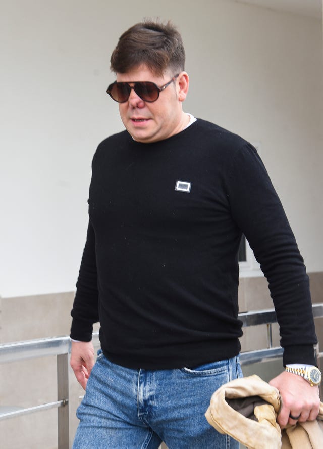 el cantante lucas gonzalez, de andy y lucas, en el entierro de su hermano pedro