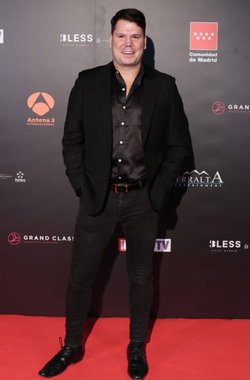 el cantante acudio a una entrega de premios en madrid presumiendo de nueva cara