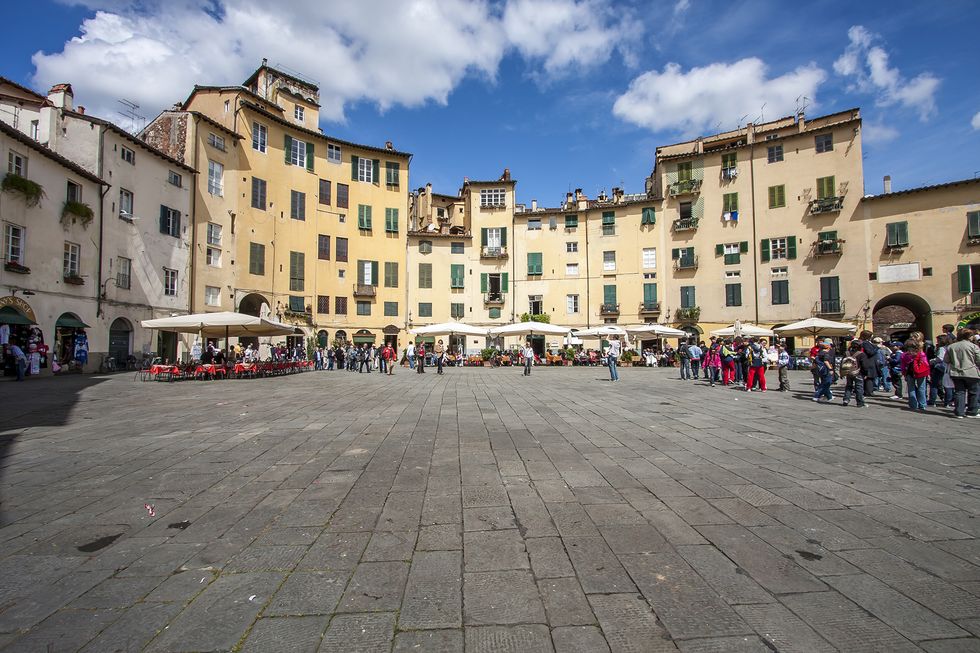 piazza anfiteatro en lucca, toscana, italia